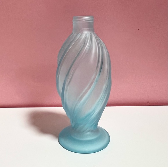 Vintage Other - Vintage pastel frosted blue Art Deco twist vase